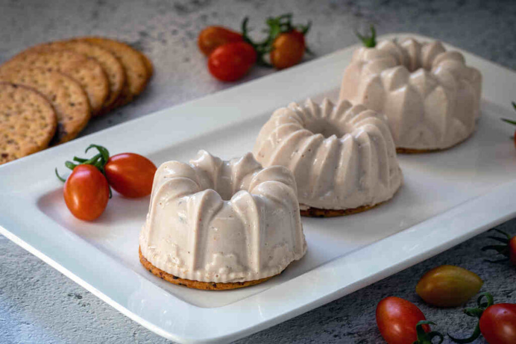 piatto con porzioni di mousse di tonno su cracker san valentino ricette