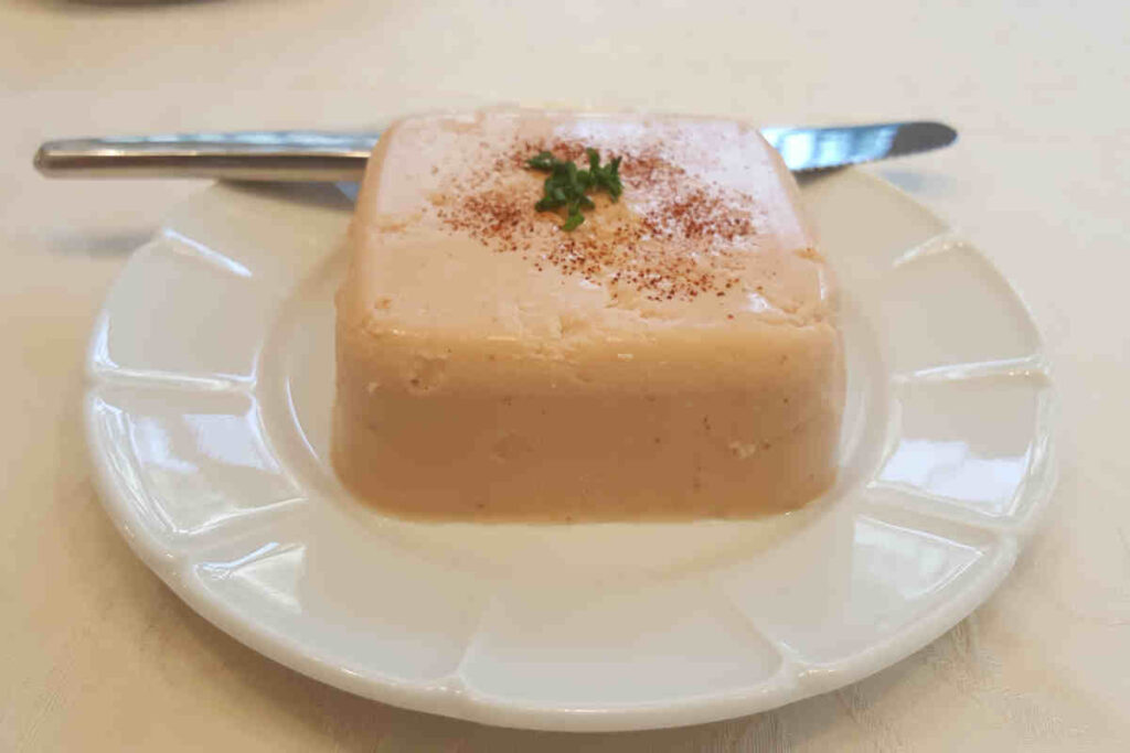 piatto con mousse al tonno e maionese fatta in casa