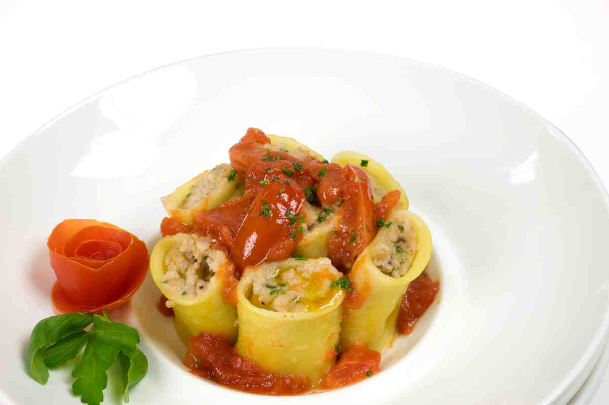 piatto di pasta con paccheri ripieni e pomodoro