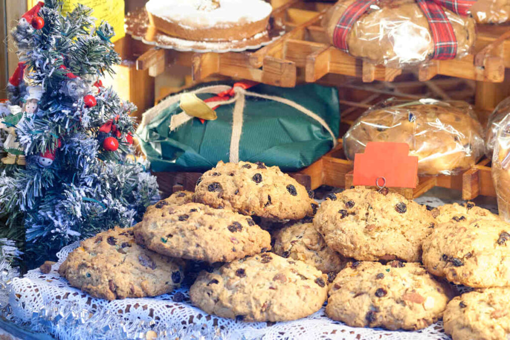 tavola imbandita con tanti tipi di pandolce genovese