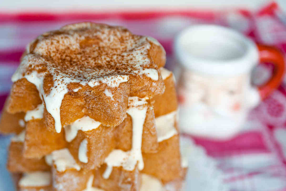 vassoio con pandoro con crema al mascarpone e brandy