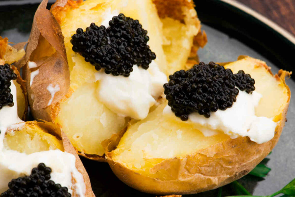 piatto con patate panna acida e caviale