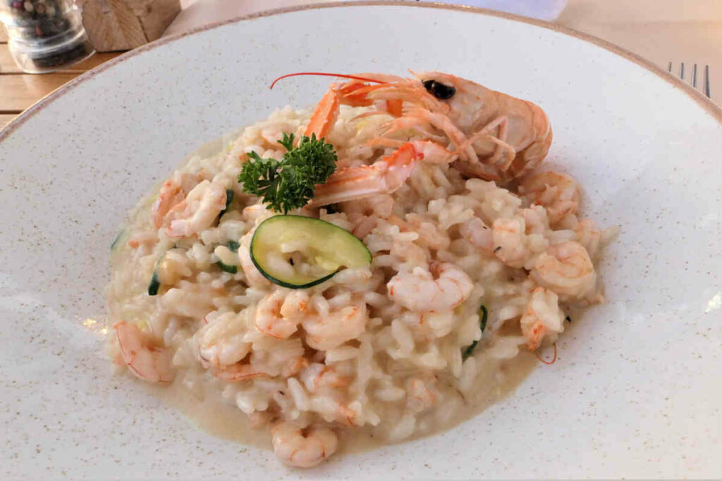 piatto con porzione di risotto alla crema di scampi