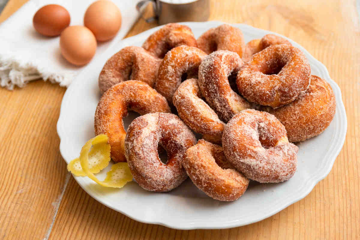 vassoio con zeppole dolci fritte napoletane ricoperte di zucchero