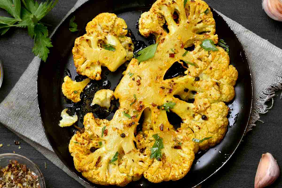 Cavolfiore al forno in un piatto visto dall'alto