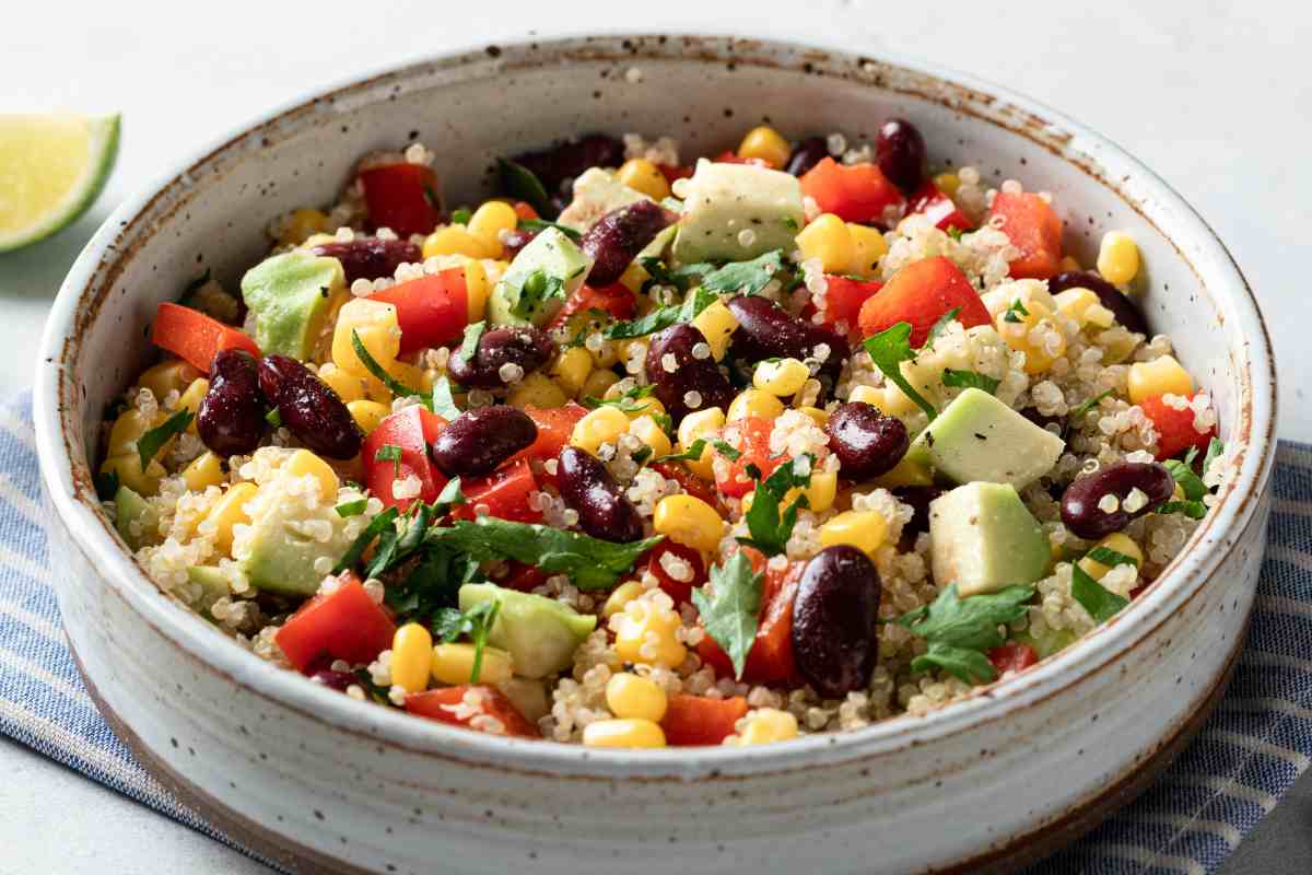 piatto di insalata di quinoa con tanti ingredienti colorati