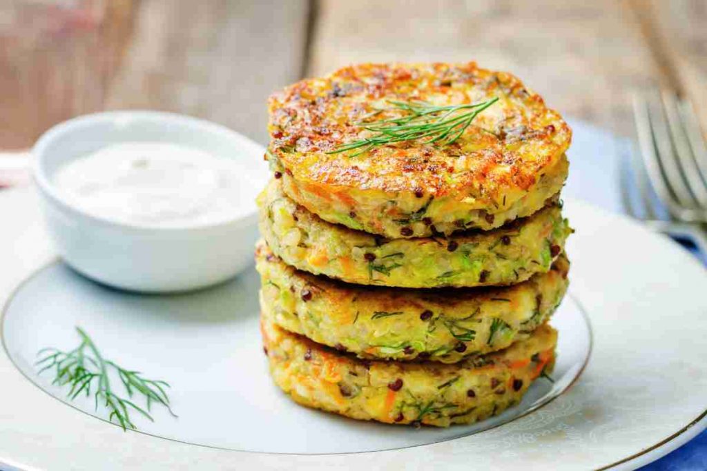 frittelle di quinoa impilate in un piatto