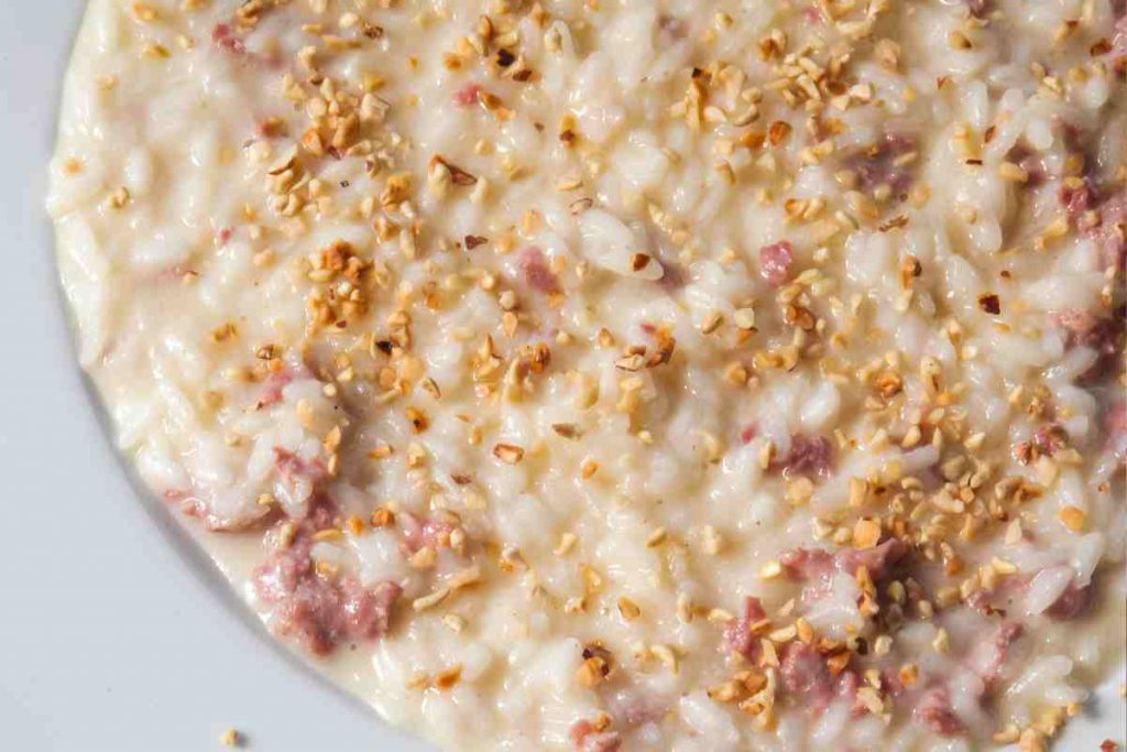Risotto con salsiccia in un piatto visto dall'alto