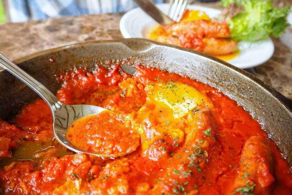 Salsiccia al sugo in una padella