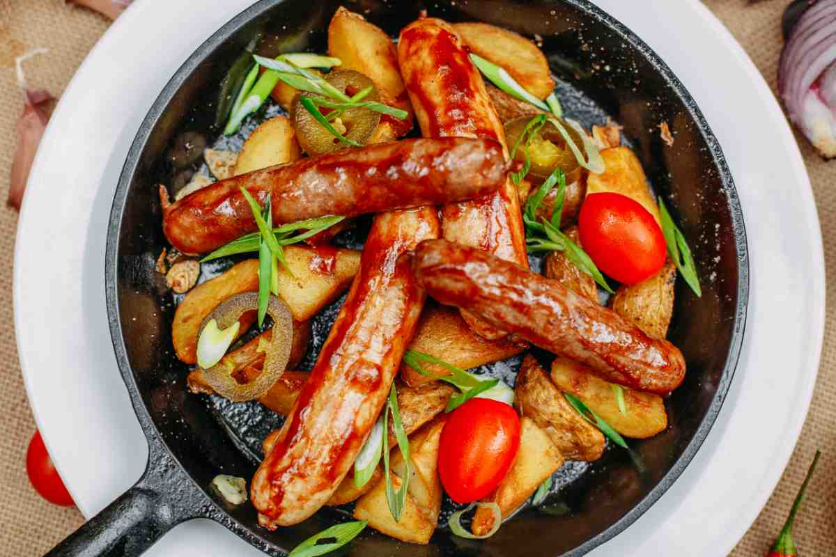 salsiccia e patate in padella vista dall'alto