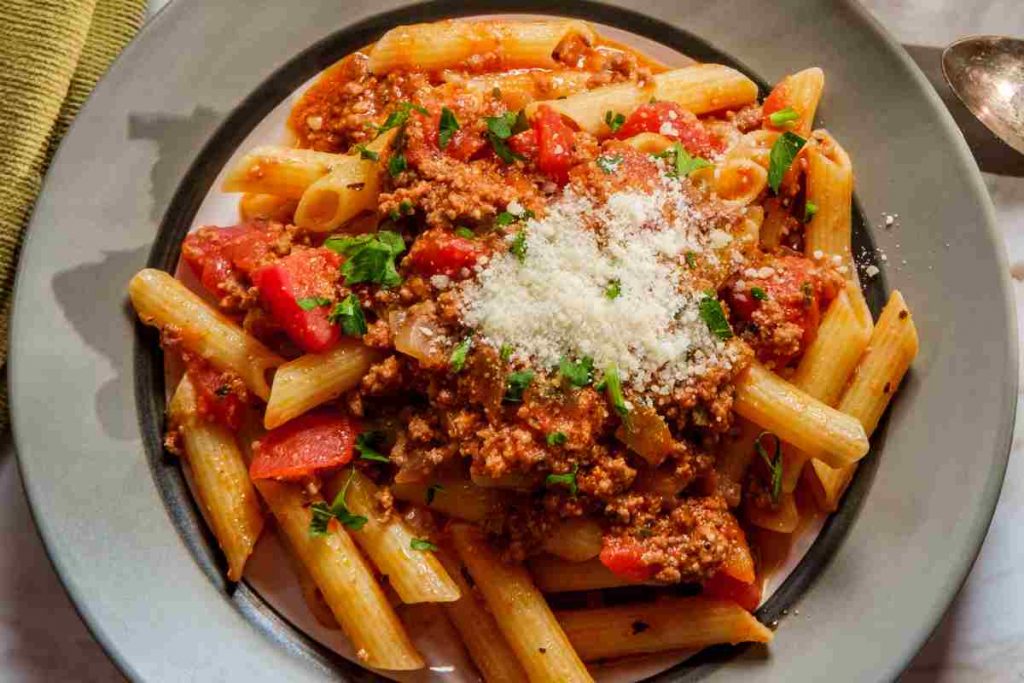 Pennette con sugo alla salsiccia in un piatto