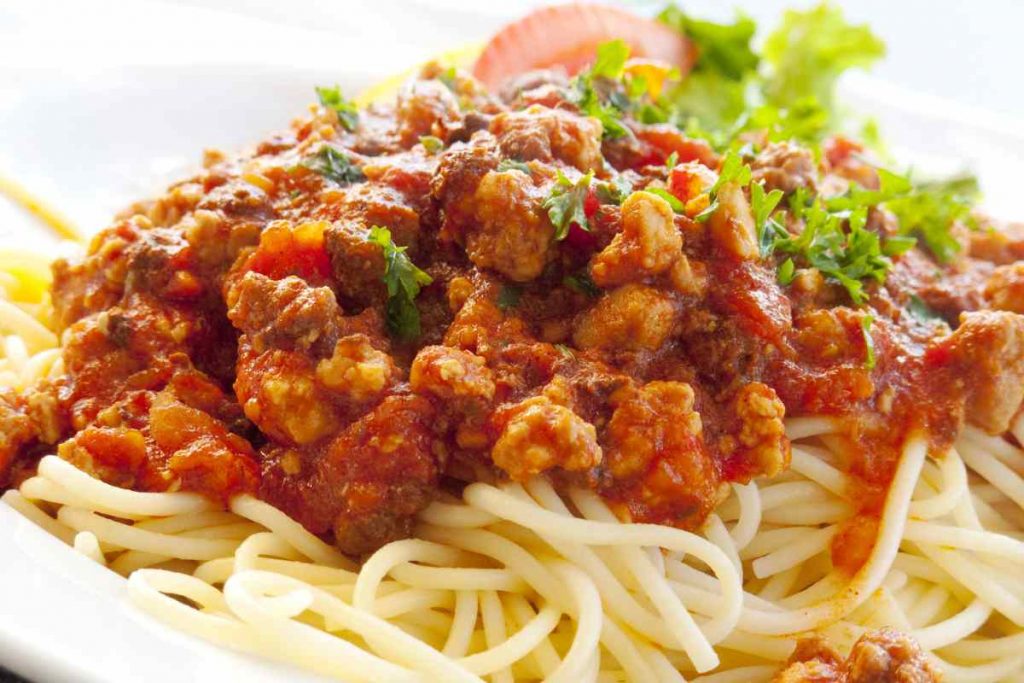 piatto di spaghetti con sugo alla salsiccia saporito