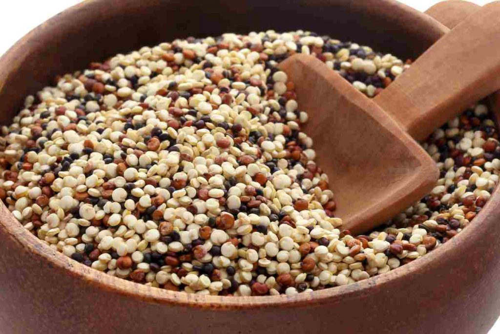 una ciotola con diversi tipi di quinoa