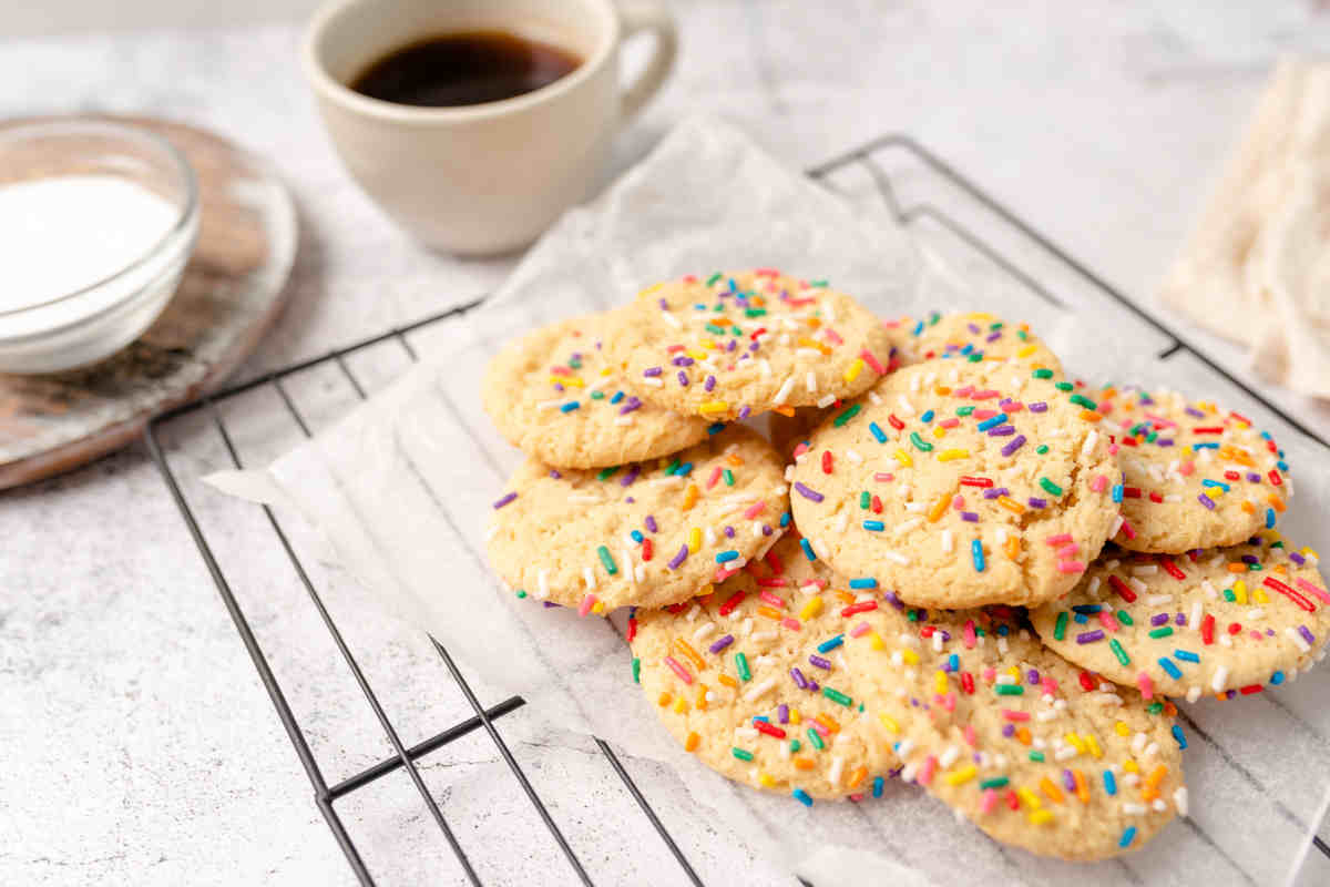 gratella con sopra dei biscotti della befana con mompariglia