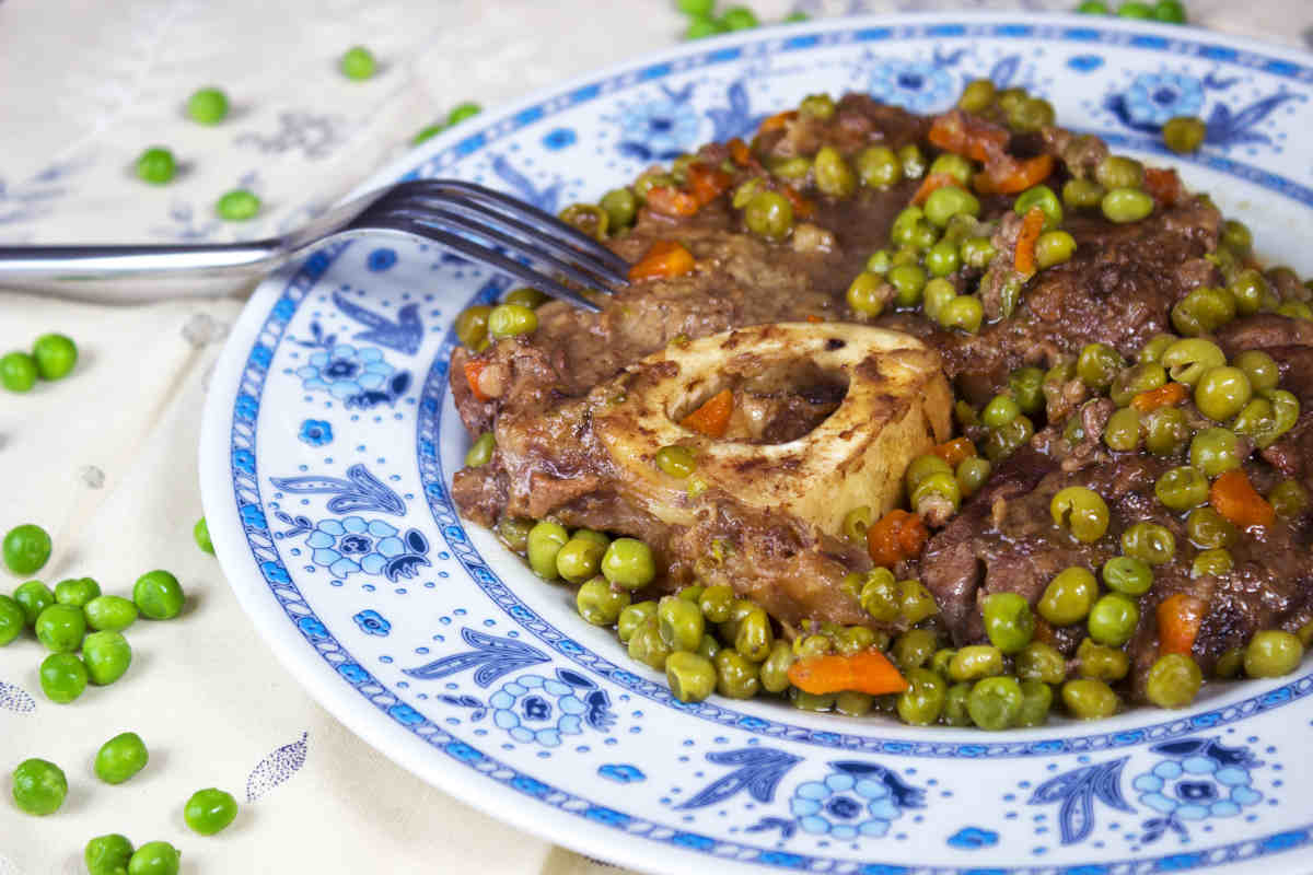 piatto con ossobuco e piselli per la ricetta del giorno