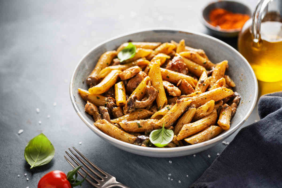 piatto di pasta con sugo ai funghi per la ricetta del giorno