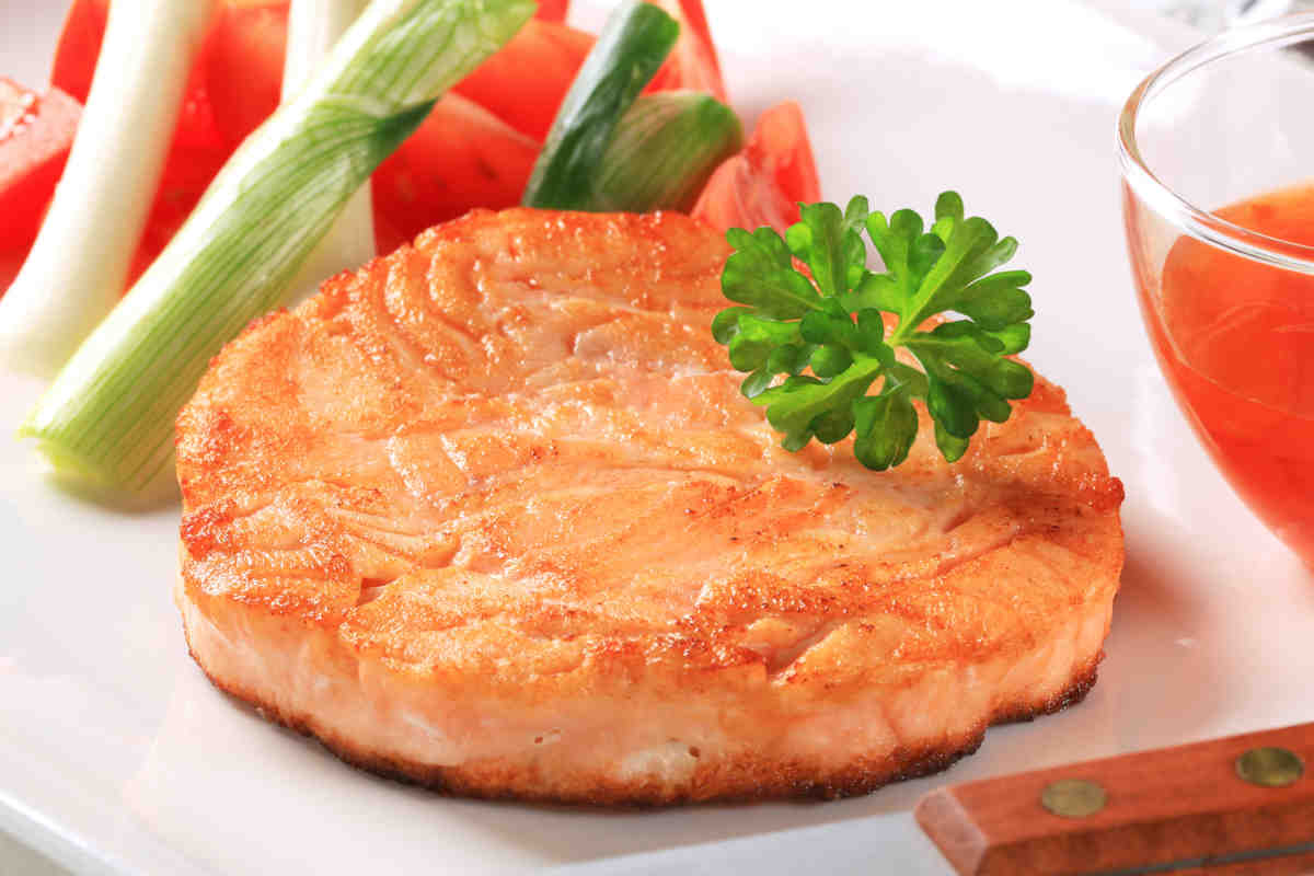 secondo piatto a base di pesce light per dimagrire, medaglione di salmone