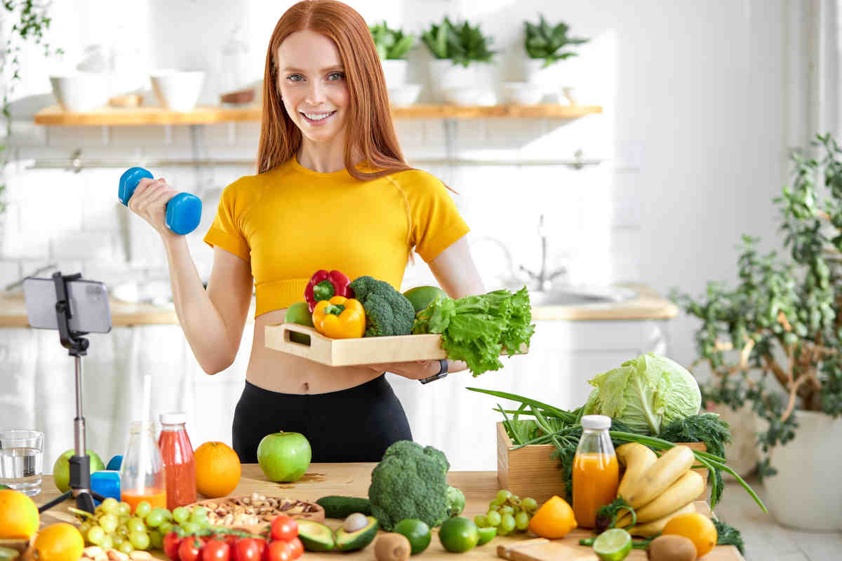 ragazza con vassoio di verdure prepara ricette per rimettersi in forma