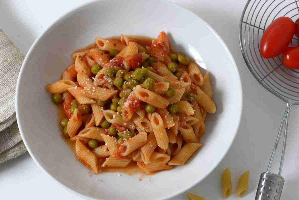 Pasta con piselli al sugo 