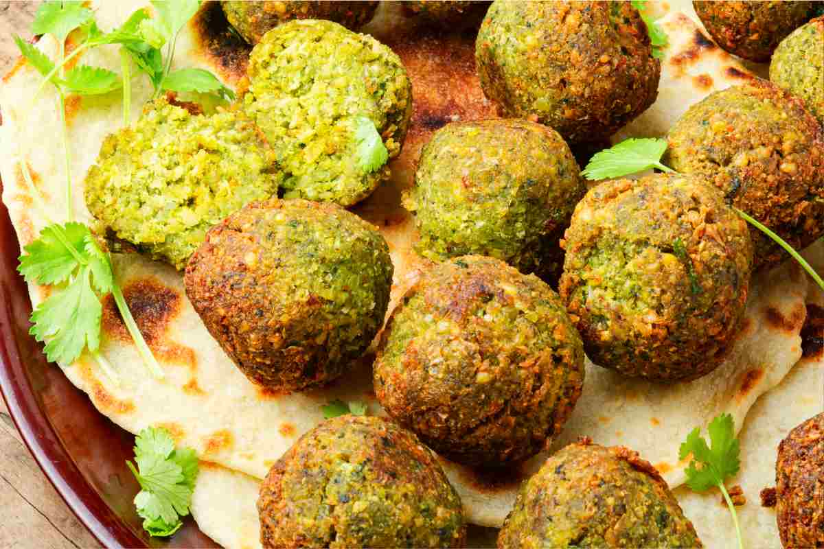 Polpette di piselli sopra a una piadina in un piatto