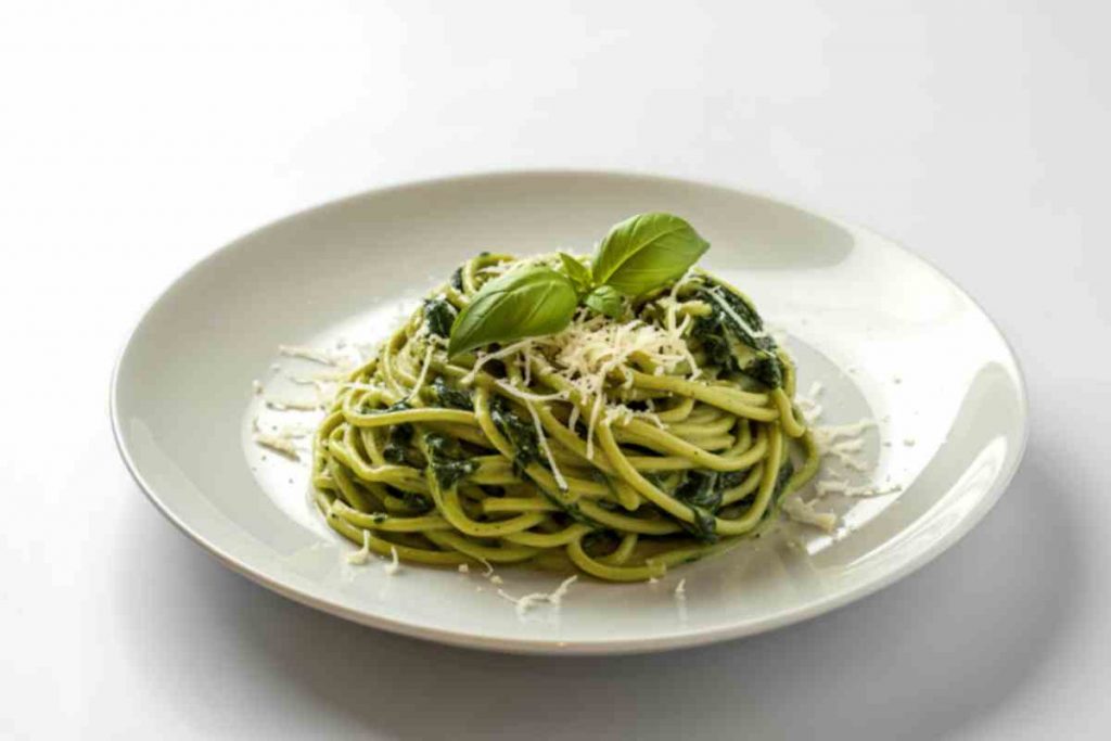 un piatto con una porzione di spaghetti al cavolo nero