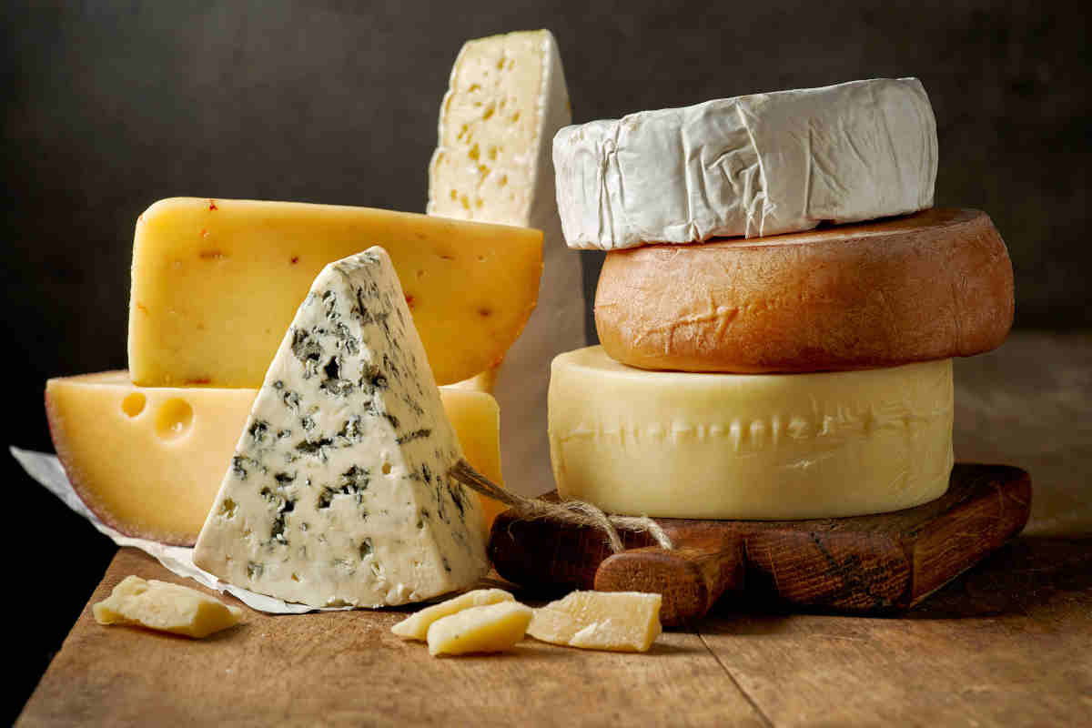 Classifica formaggi più buoni al mondo: 8 su 10 sono italiani (e i francesi l’hanno presa male)