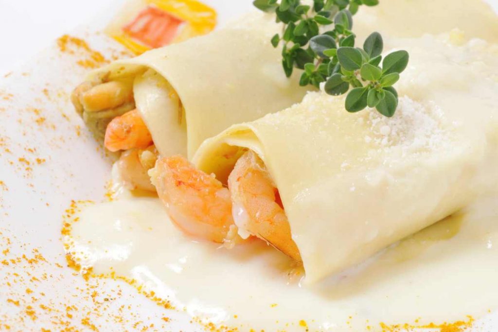 Cannelloni con i gamberi su un letto di besciamella