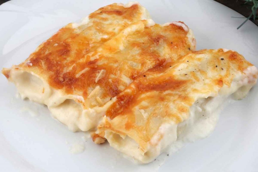 Cannelloni con il branzino in un piatto