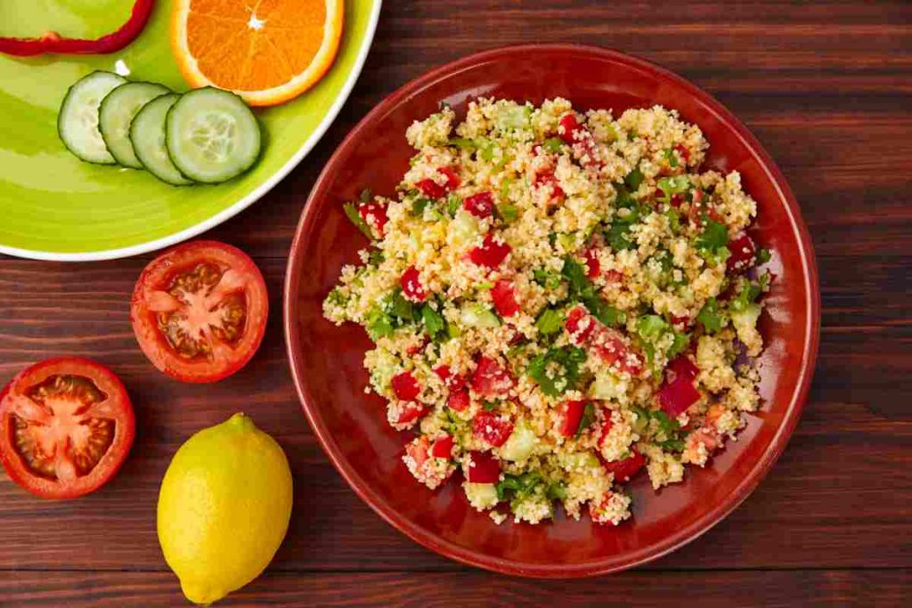 cous cous con verdure in un piatto visto dall'alto