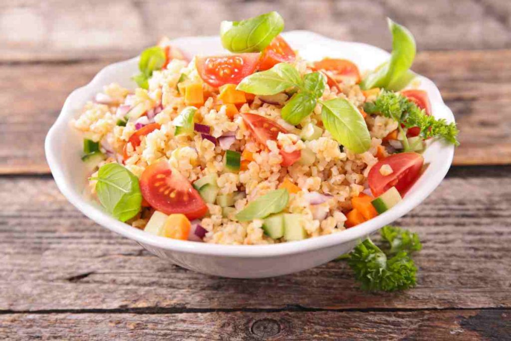 Insalata di quinoa per il pranzo in ufficio