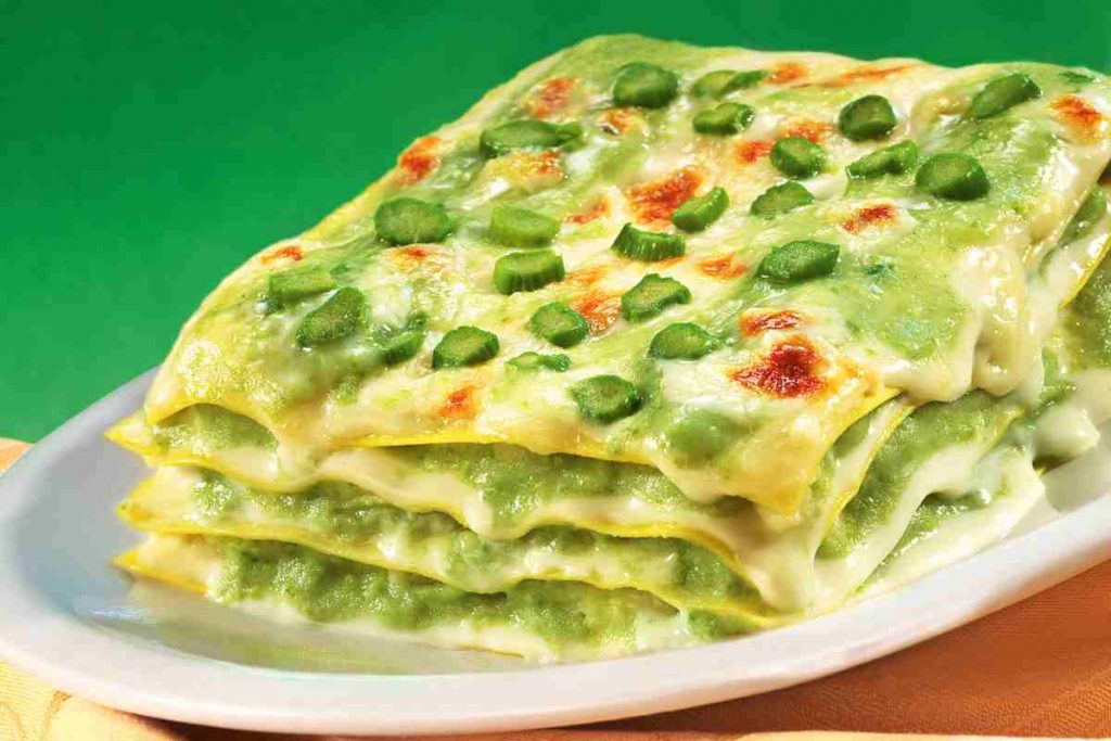 Lasagne con gli asparagi in un piatto