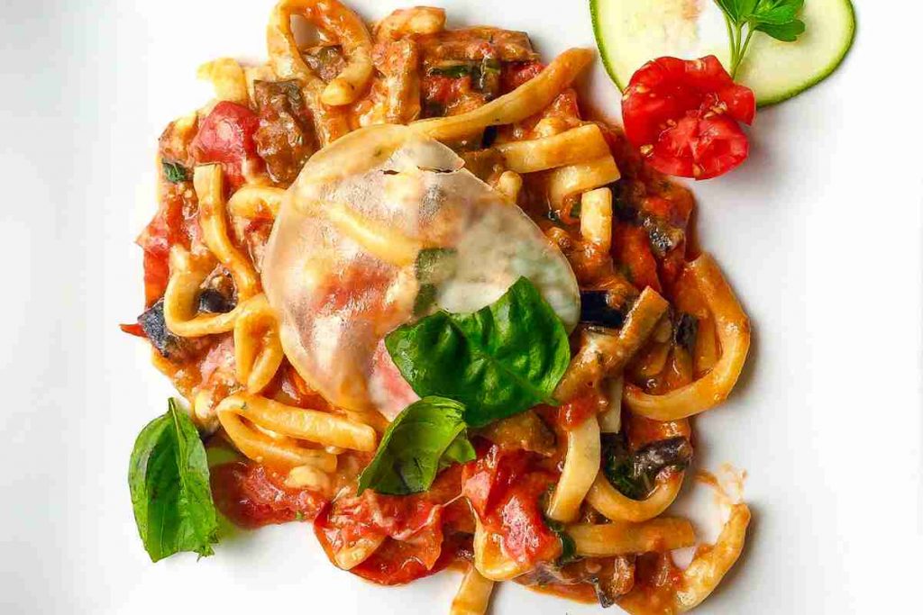 Spaghetti alla chitarra alla siciliana con melanzane visti dall'alto