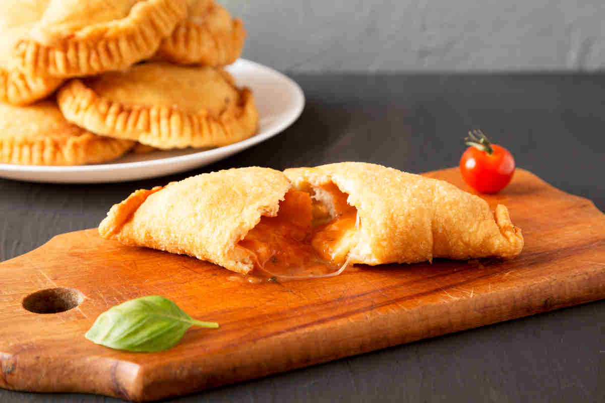 Ricetta del giorno: i panzerotti fritti con prosciutto e mozzarella