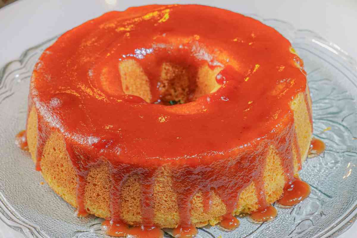 un ciambellone coperto di una colata di marmellata tra i dolci light di questa raccolta di ricette