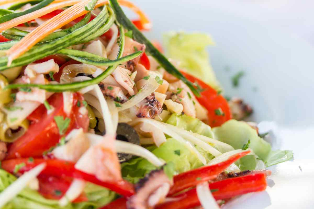 Insalata con le seppie in un piatto vista da vicino