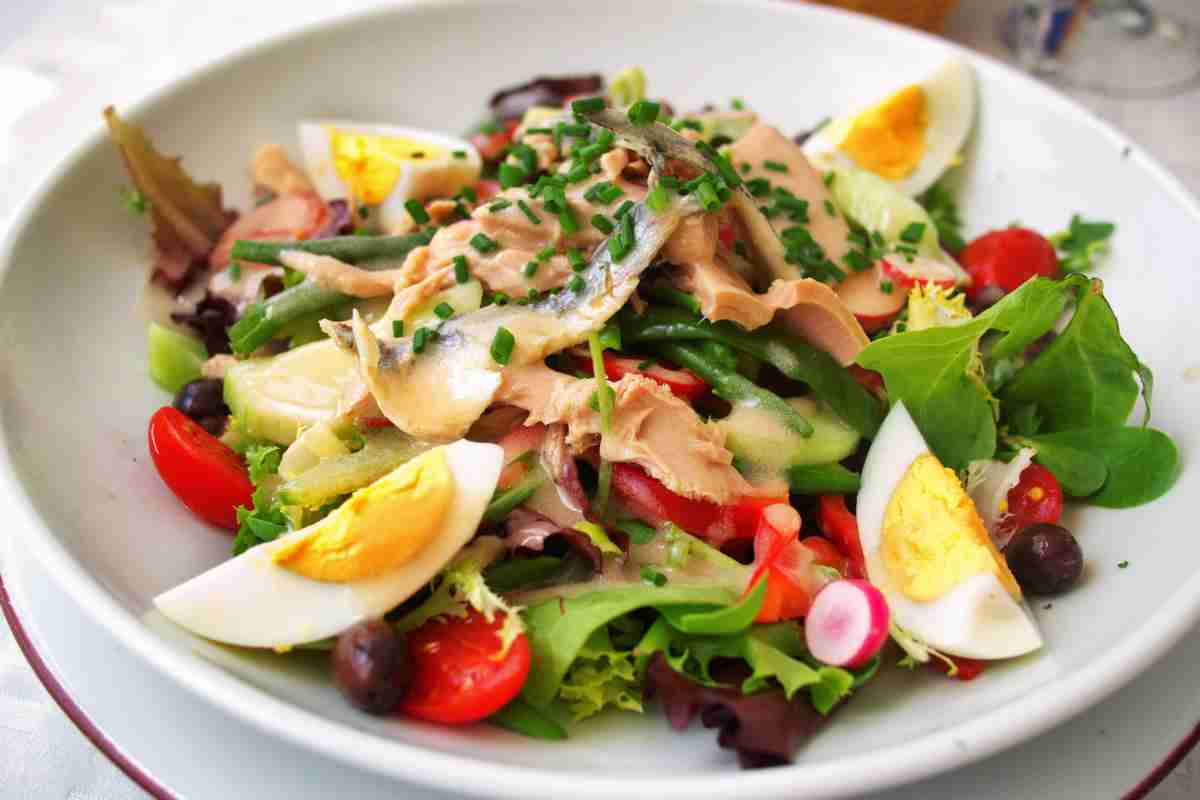Insalata mista con lattuga, pomodori, tonno e uova per portare in tavola insalate sfiziose fresche e nutrienti