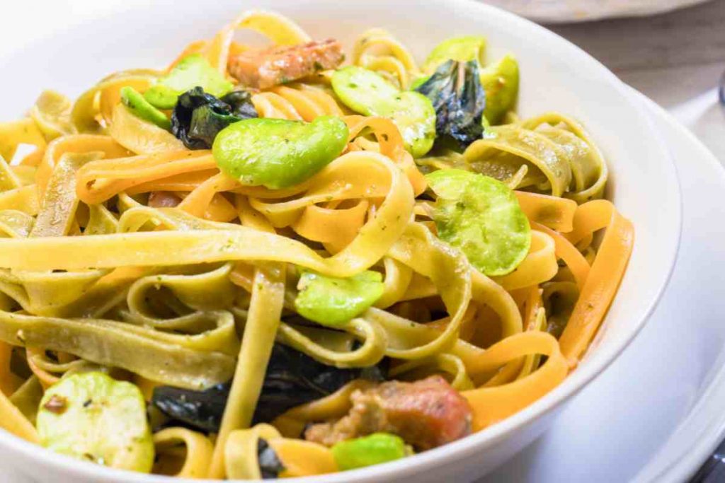 tagliatelle con fave e altre verdure in un piatto