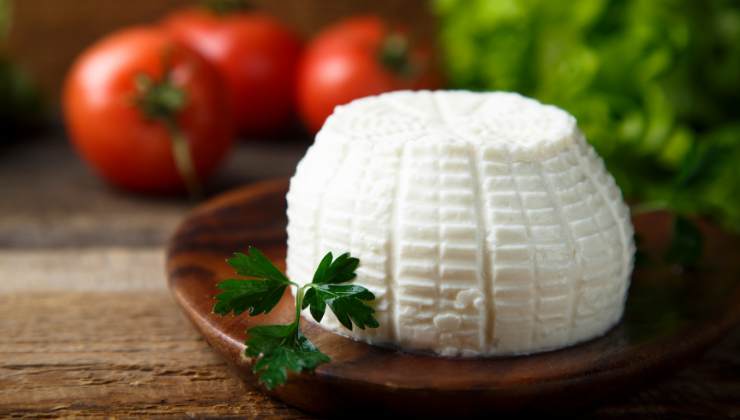 Ricotta su tagliere in legno