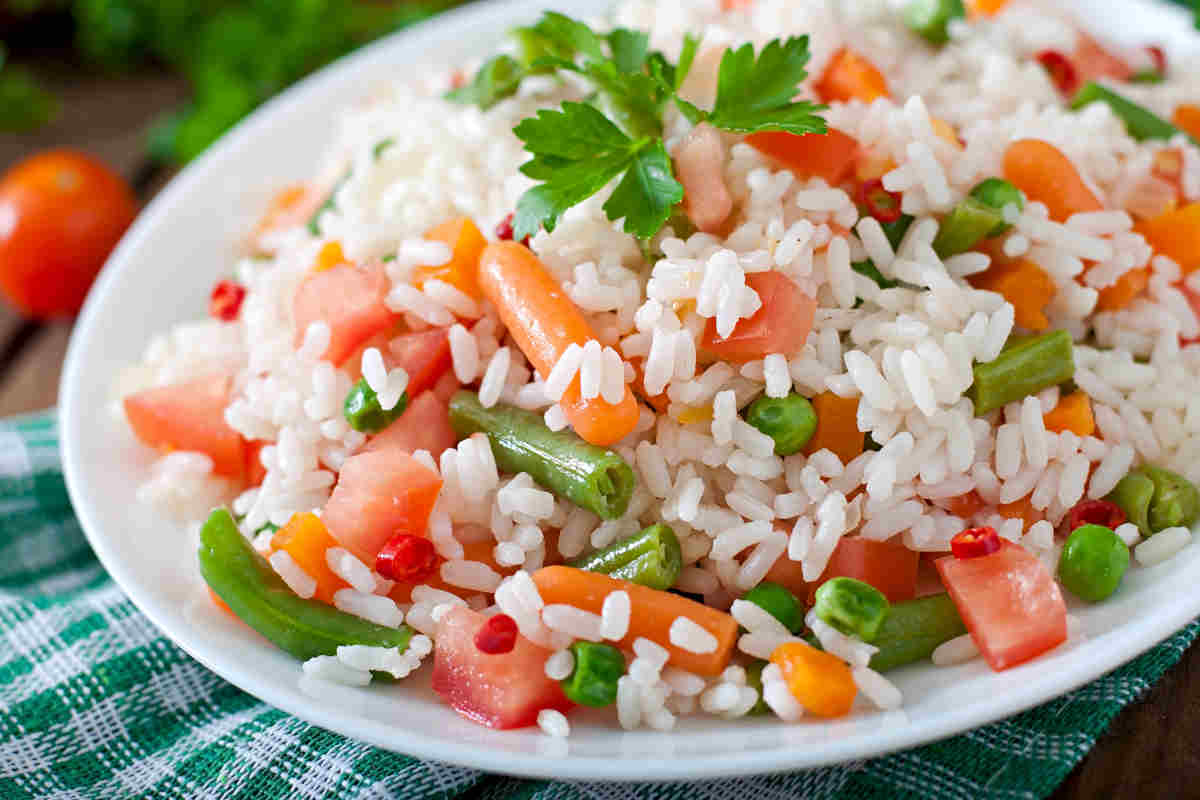 piatto di insalata di riso