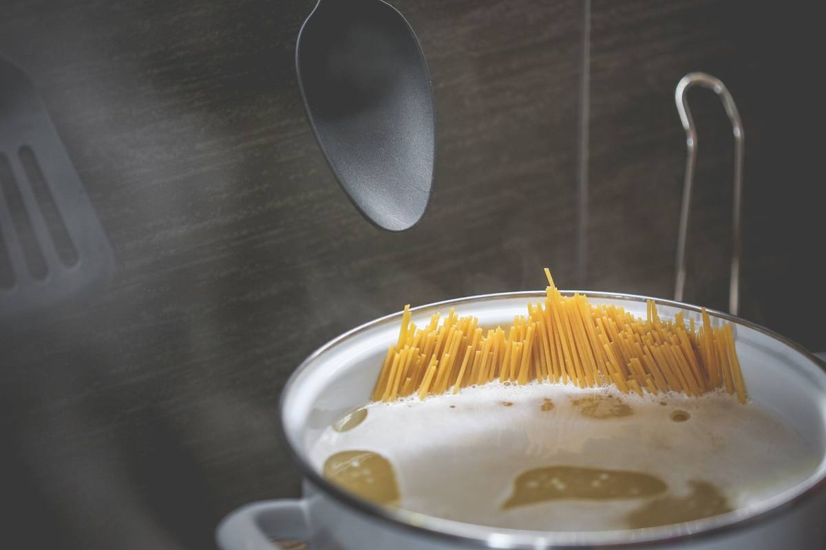 Quanta acqua va usata per cuocere la pasta? Forse non lo sapevi, ma non va mai versata a caso