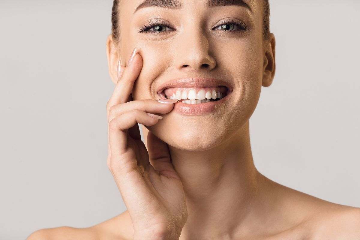 Per un sorriso smagliante e denti pulitissimi aggiungi questo al dentifricio: risultati immediati