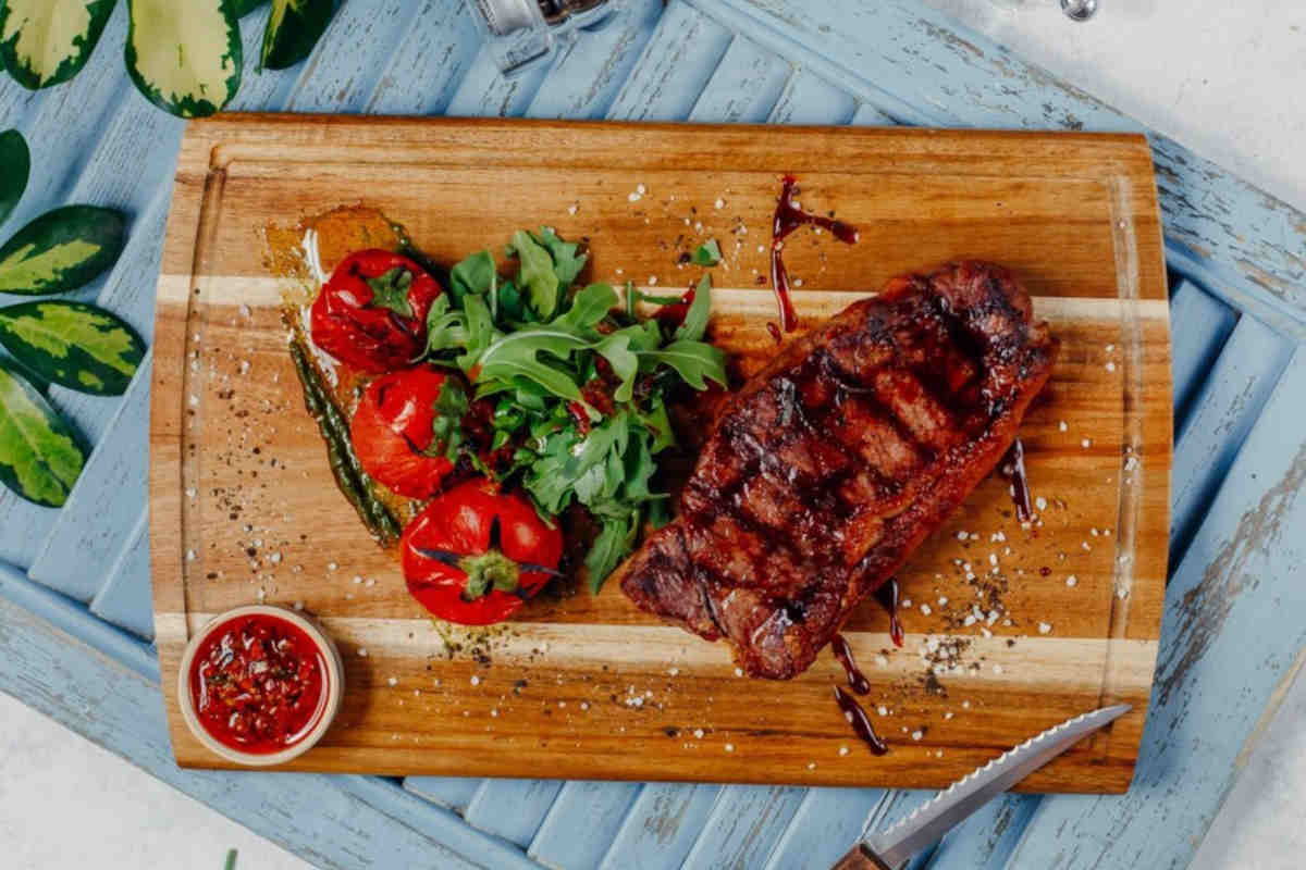 Come fare una grigliata di carne morbida e succosa: le ricette e tutti i segreti