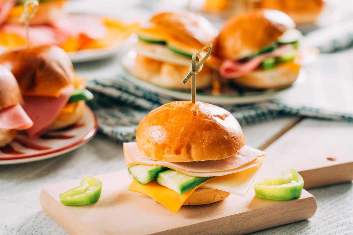 Questi sfiziosi mini panini da buffet ti salveranno la festa: preparali in anticipo e sarà un successo