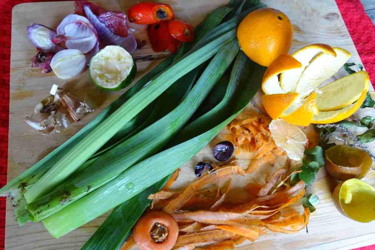 Scarti di frutta e verdura, mai più nella pattumiera: mettili tutti insieme in una pentola, ecco la cena perfetta