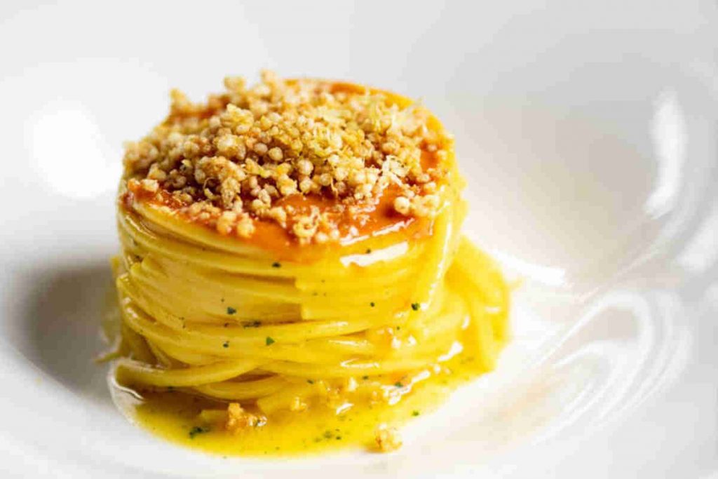 Antonino Cannavacciuolo Spaghetti allo zafferano ricci di mare e quinoa croccante