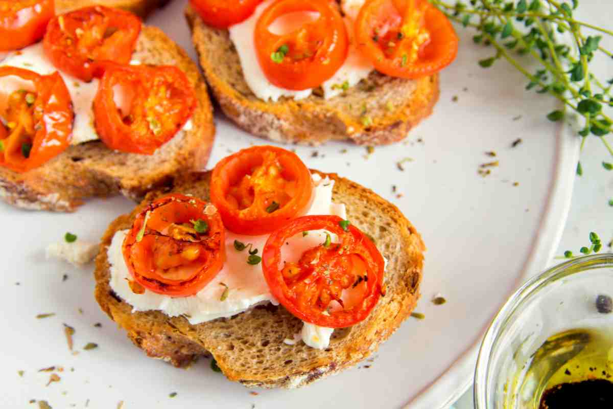 Lo chef Peppe Guida ci presenta un piatto sfizioso e facile: questi crostini di pane dorato farciti sono una vera bontà