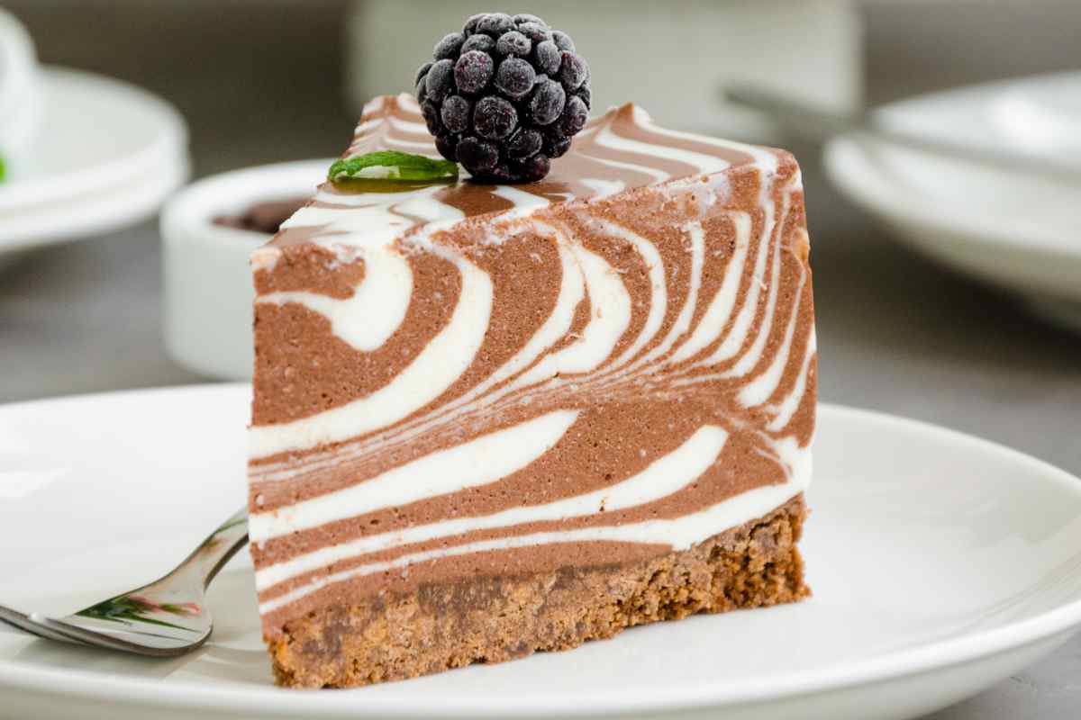 una fetta di cheesecke marmorizzata in un piatto