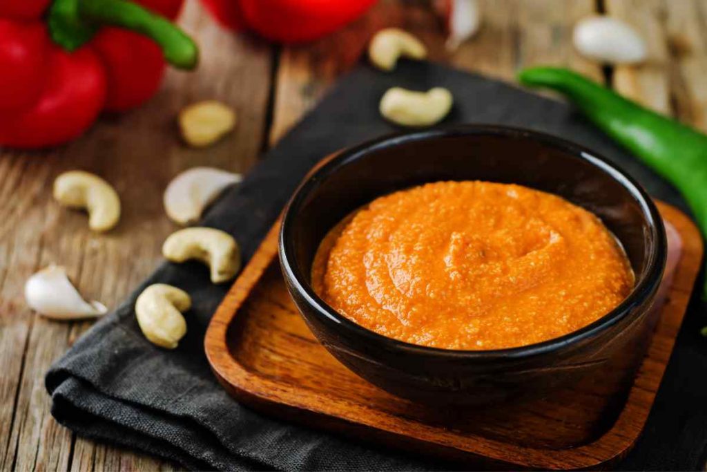 Crema di peperoni in una ciotola