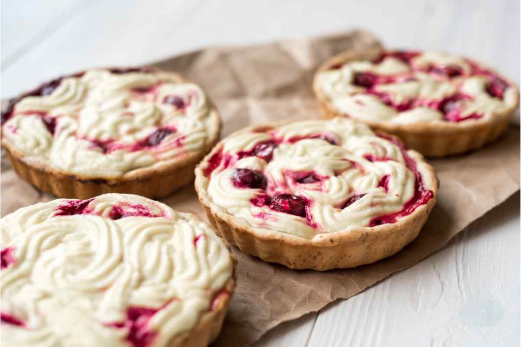 Crostatine alla crema e amarene ricetta