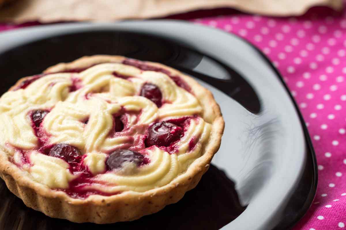 Ripieno cremoso e goloso per questa crostata: somiglia al pasticciotto leccese, ma più grande